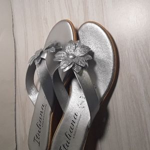 Italian shoemakers womens size 8M silver shiny